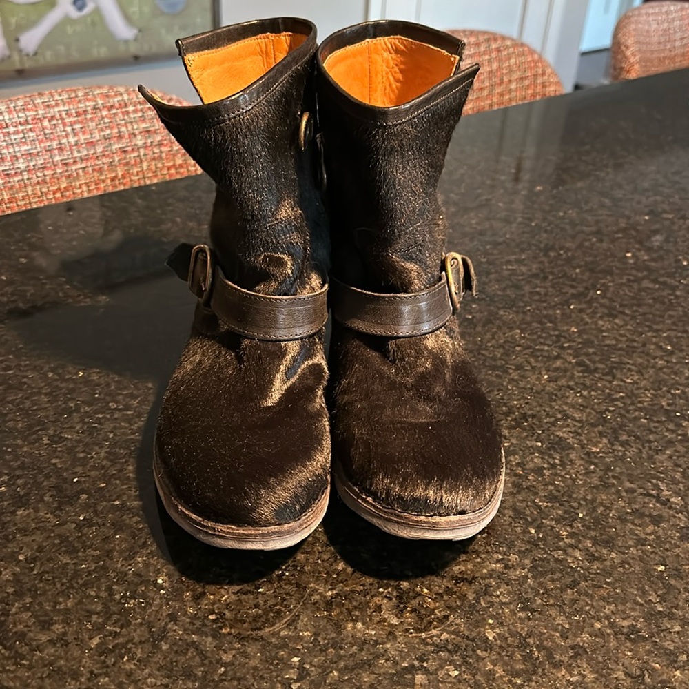 Black pony fur with buckle and inside 1/2 zip boots!